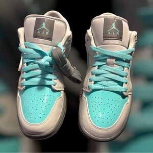 •NEW• AIR JORDAN 1 LOW SE SNEAKER SIZE 8M • 9.5W • PHOTON DUST/AURORA GREEN